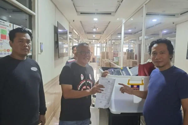 Polisi Fasilitasi Penyerahan Barang Jarahan Milik Ahmad Sahroni